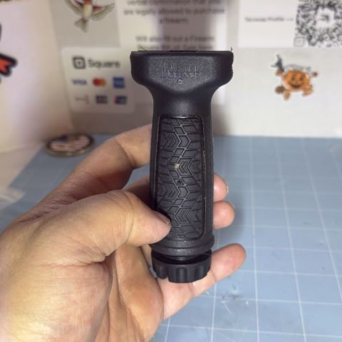 Rare cage coded DD vert grip