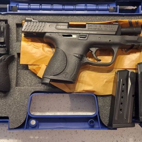 Smith & Wesson M&P9c, 2 mags