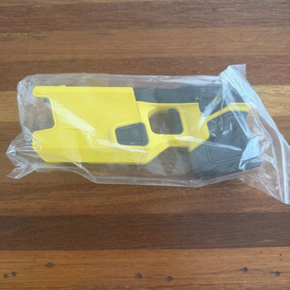 Image 3 - Taser 7 Rev U & V bundle NEW