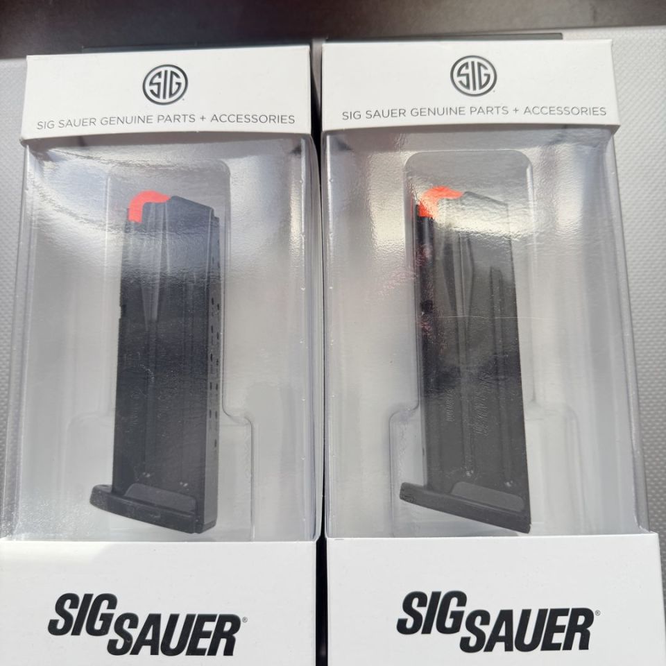 Image 4 - NIB sig xcompact grip and mags