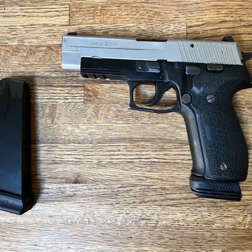 Image 3 - Sig Sauer P226 + 10 mags 
