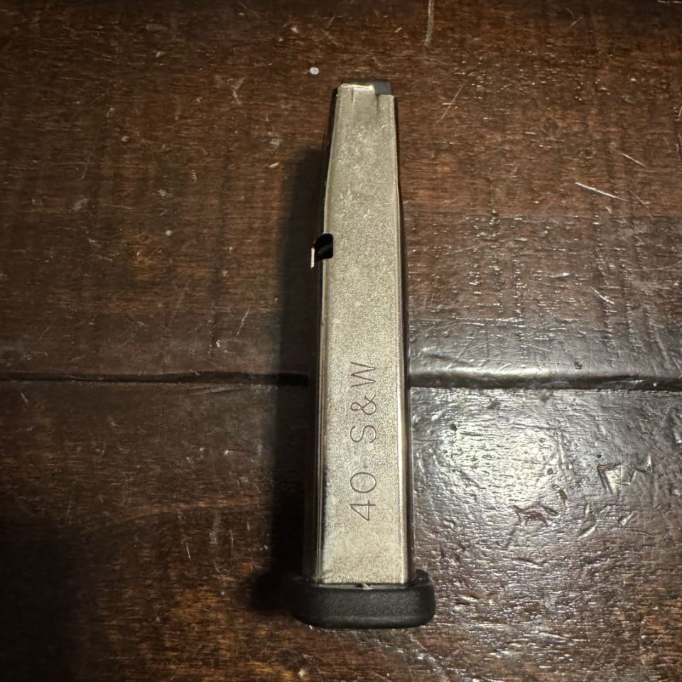 Image 1 - *PRICE DROP* S&W SD40 VE 14 rd mag .40 cal