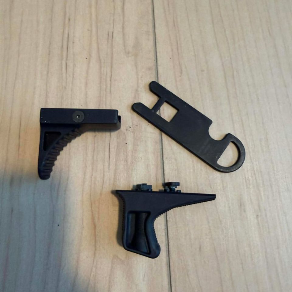 Image 4 - Various firearm accessories 