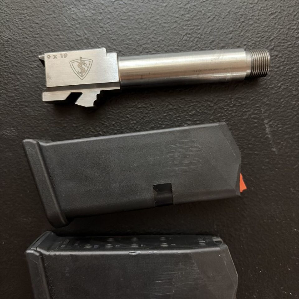 Image 1 - G26 g5 threaded barrel / mags