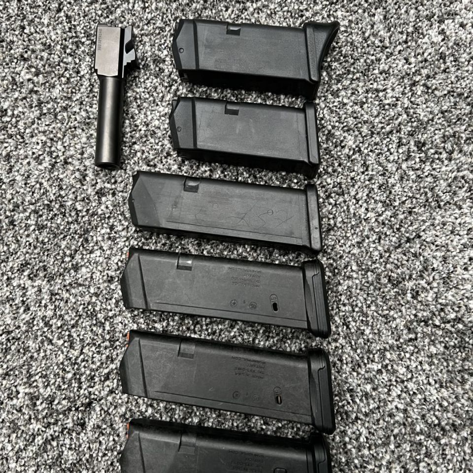 Image 2 - Glock mags/barrel/sights