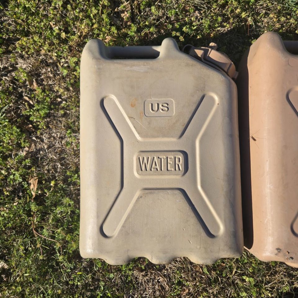 Image 1 - 2x 5 gallon water jugs