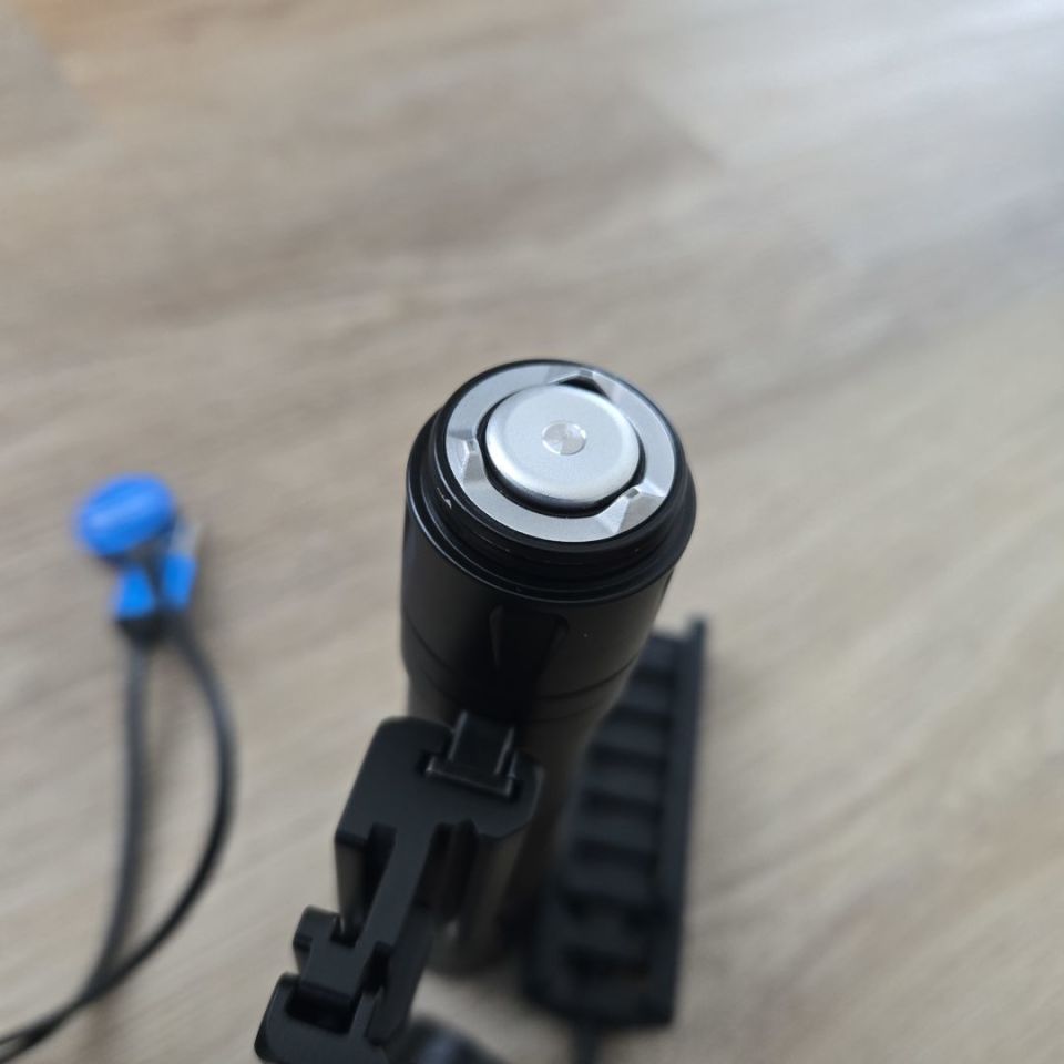 Image 3 - Olight Odin Black Pic Rail