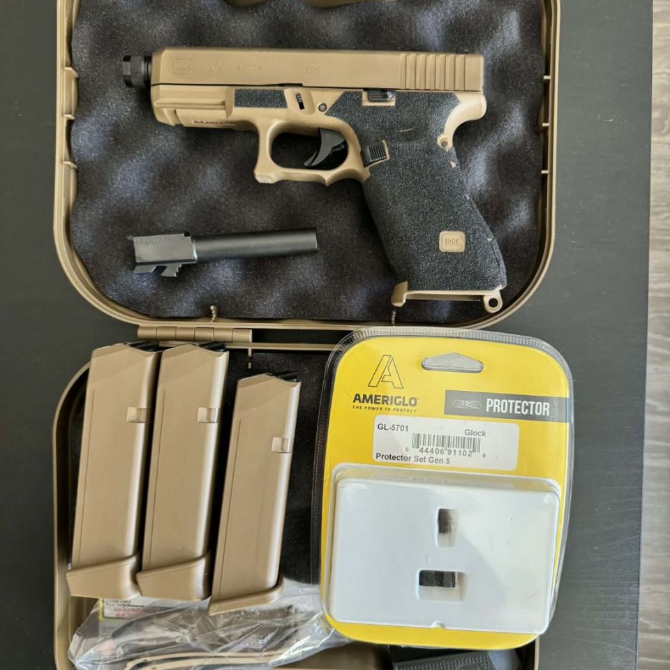 Image 3 - Glock 19X with extras