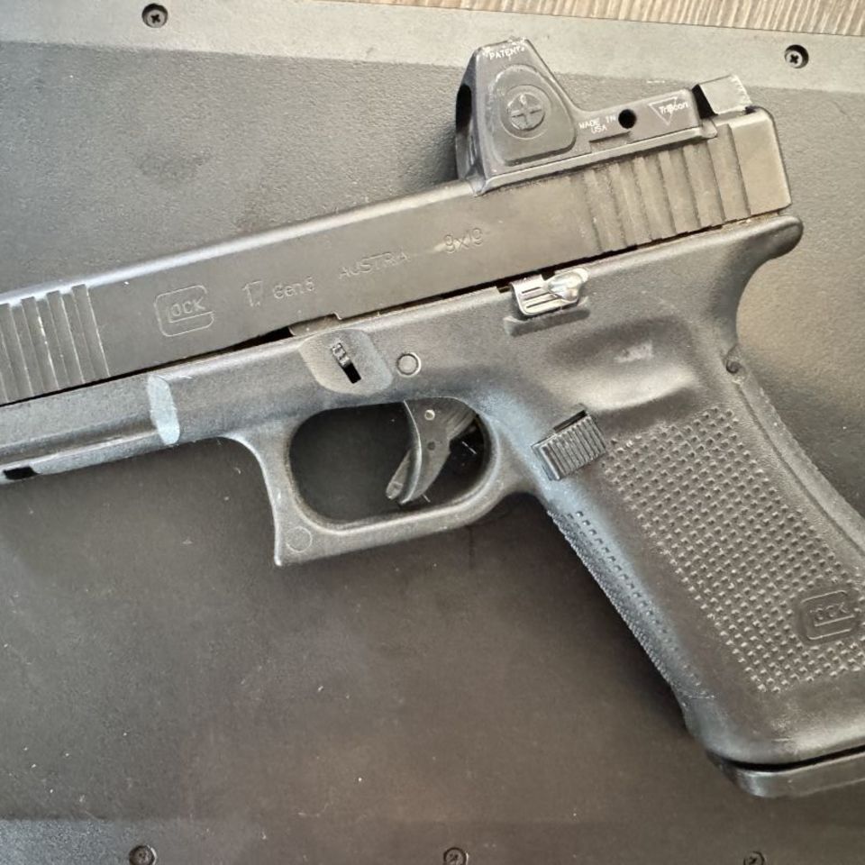 Image 2 - Glock 17 MOS