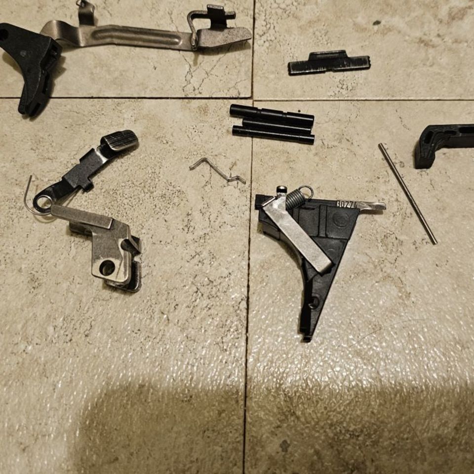Image 1 - Glock 19 g4 oem frame parts