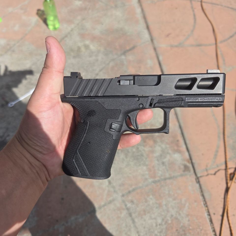 Image 2 - G19 Grit Grips Frame