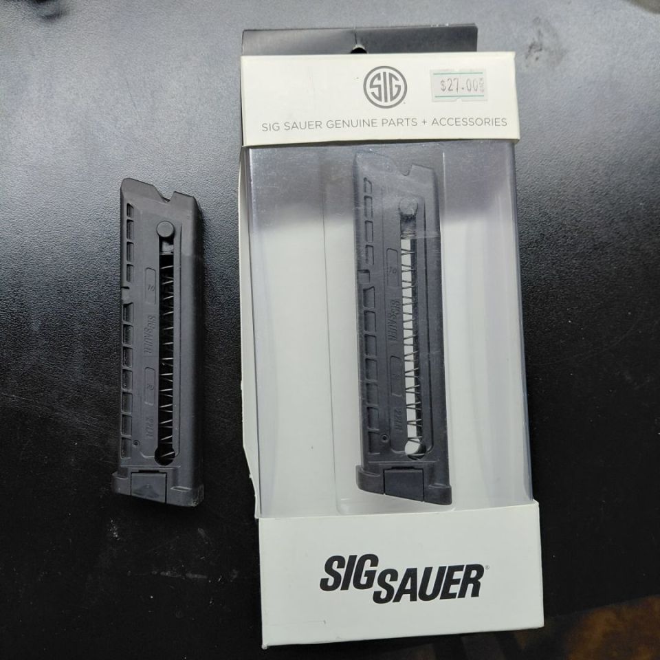 Image 1 - 2x p322 mags 