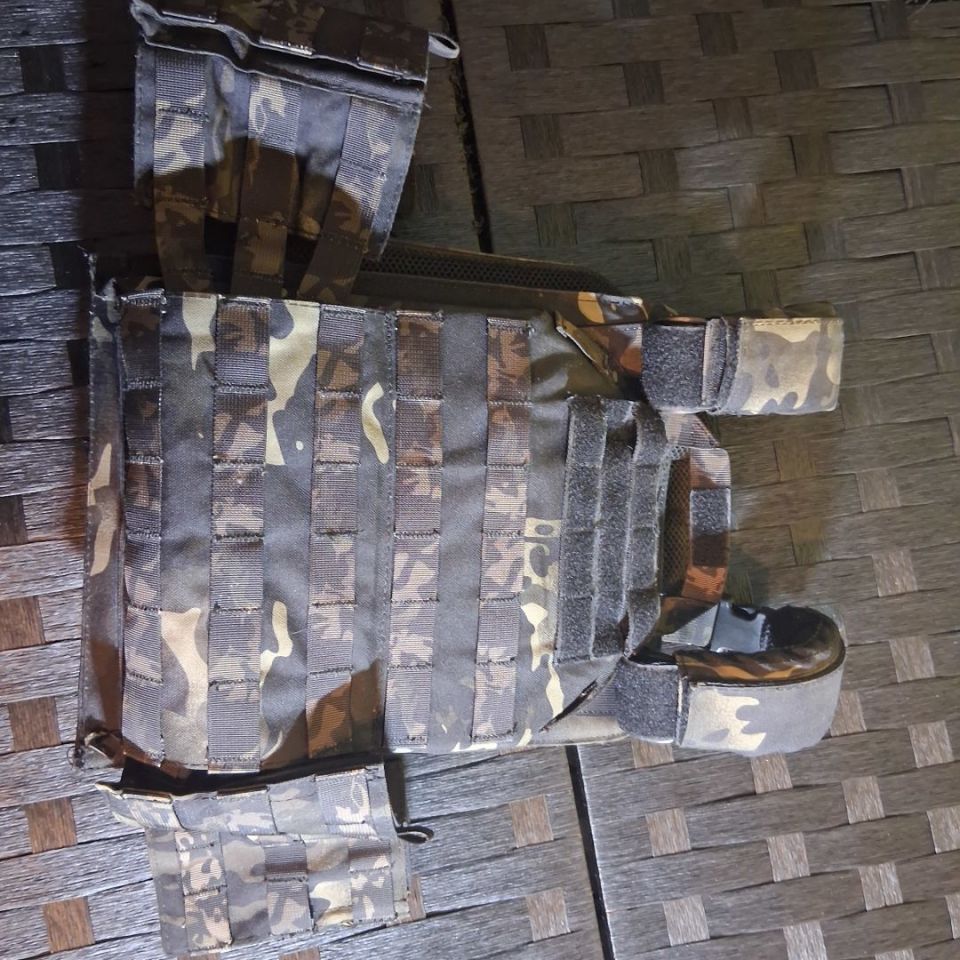 Image 1 - Carrier & lvl 4 ceremic plates