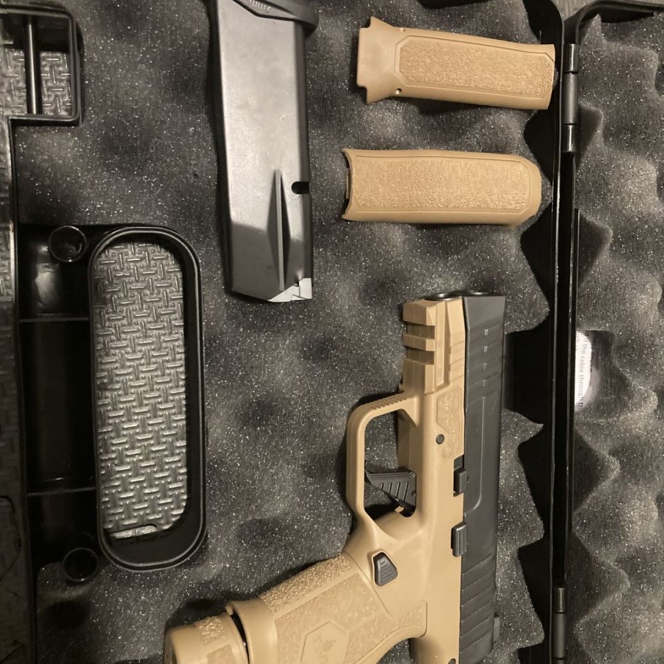 Image 2 - IWI pistols 