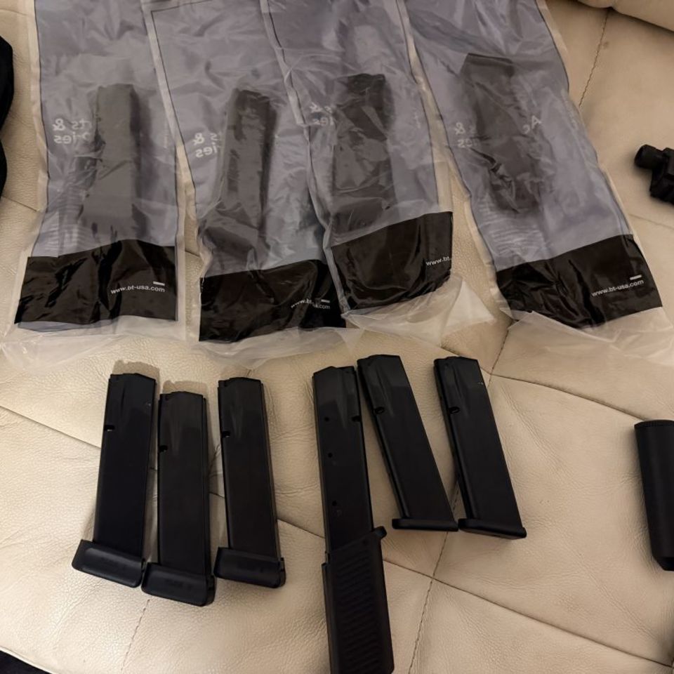 Image 5 - B&T MK II 9mm w/ mags