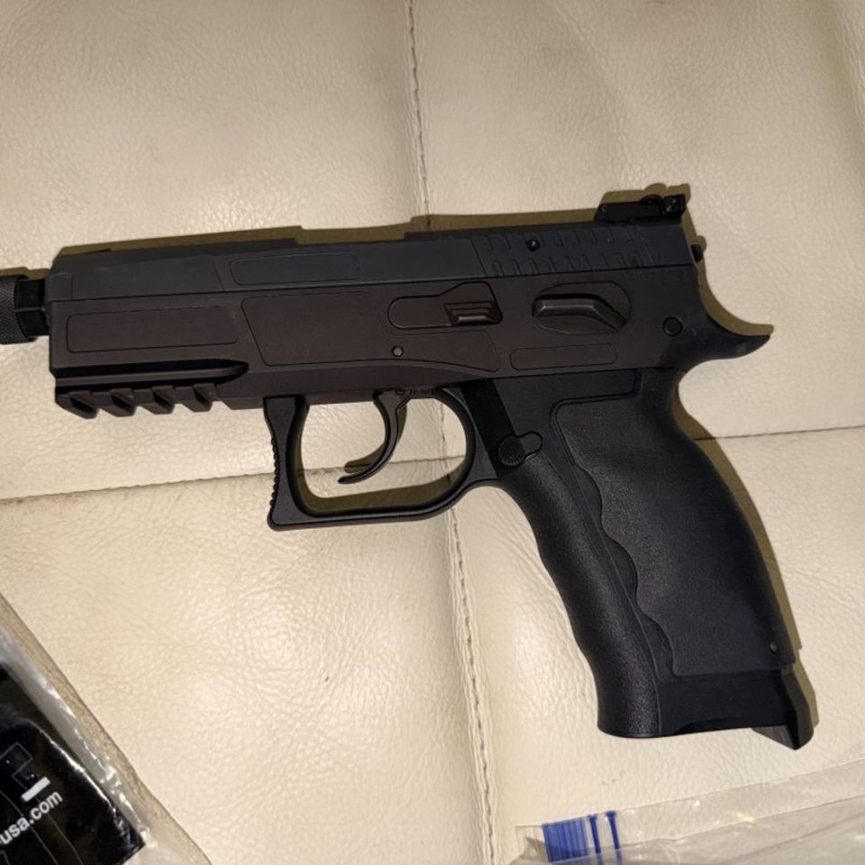 Image 3 - B&T MK II 9mm w/ mags