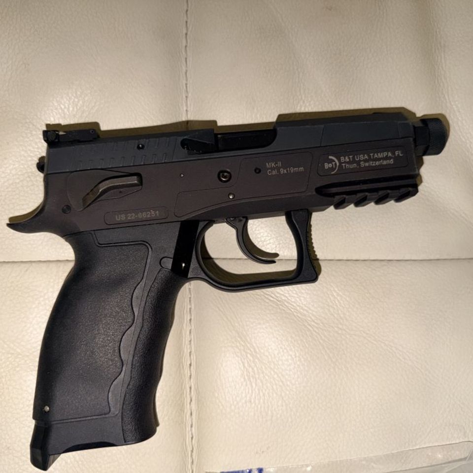 Image 2 - B&T MK II 9mm w/ mags