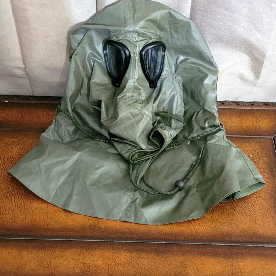Image 2 - Serbian M2F Gas Mask Bundle