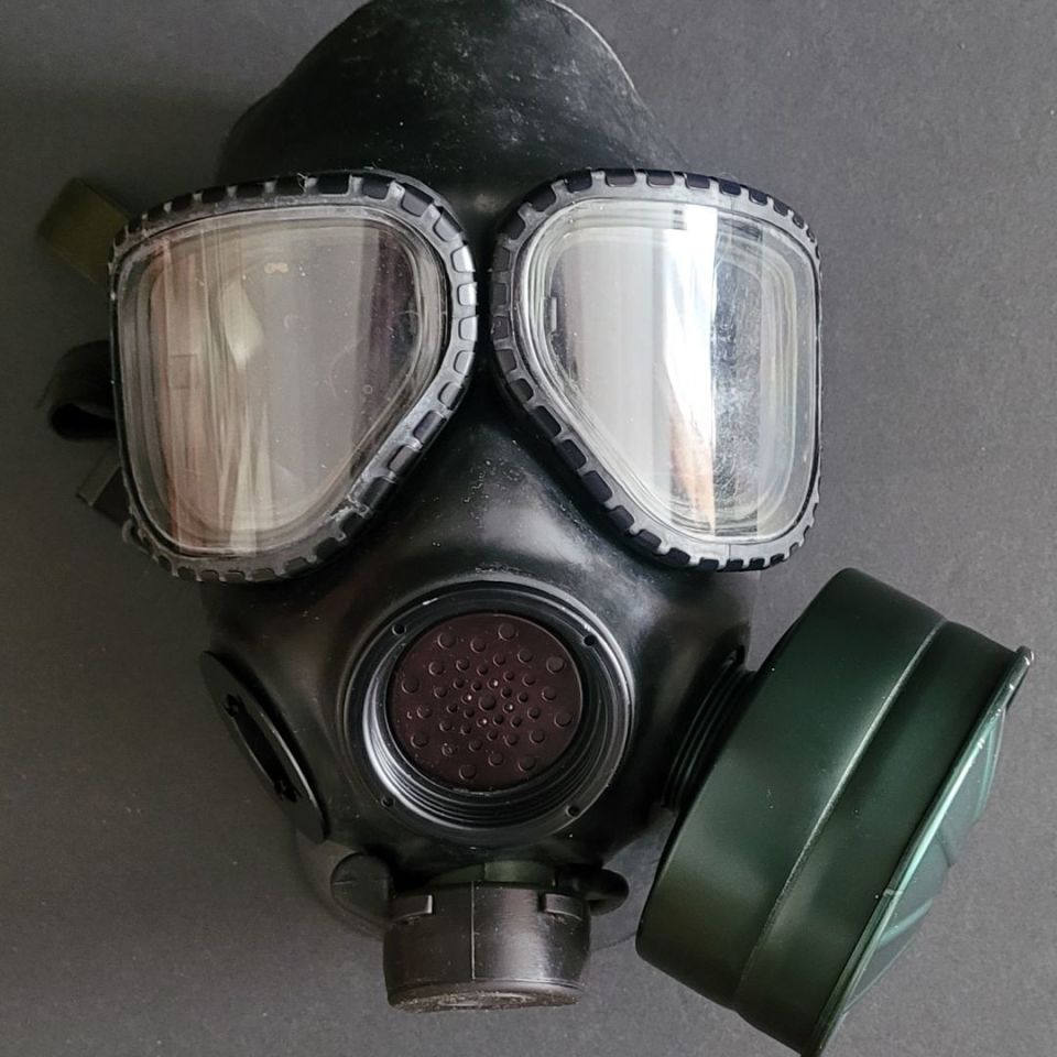 Image 2 - US M40 Gas Mask Bundle