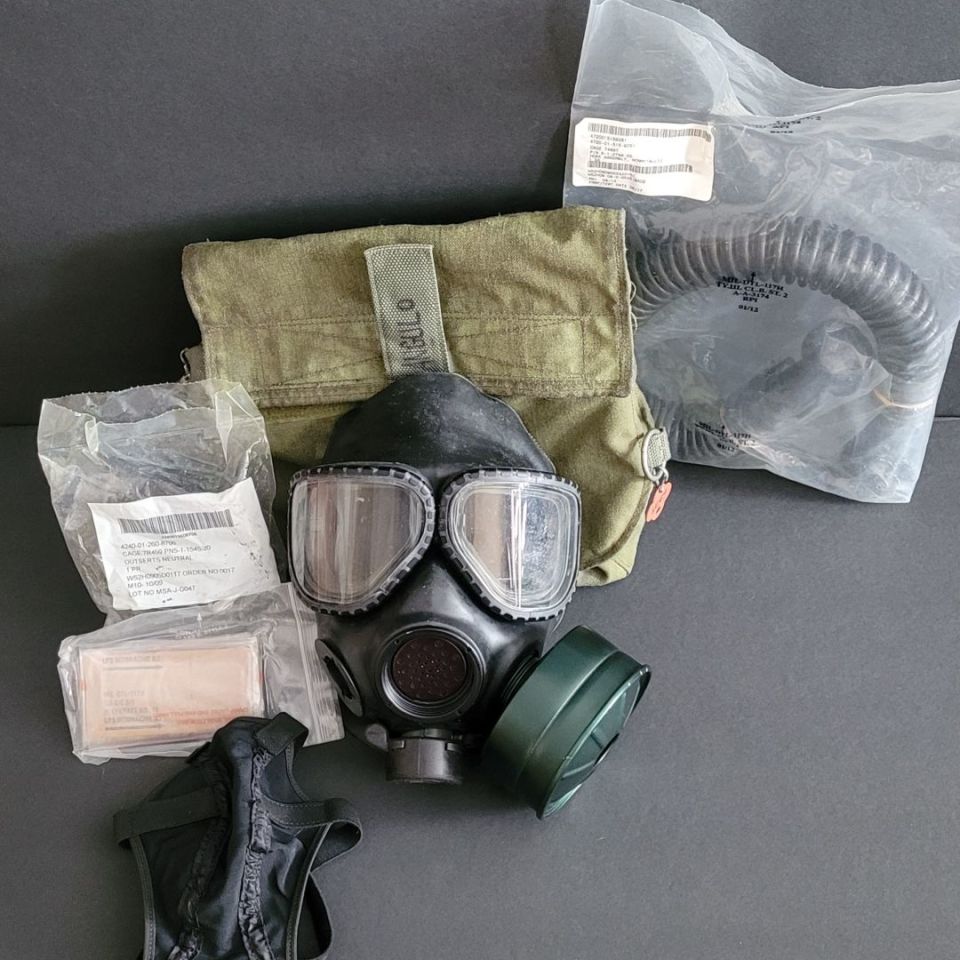 Image 1 - US M40 Gas Mask Bundle