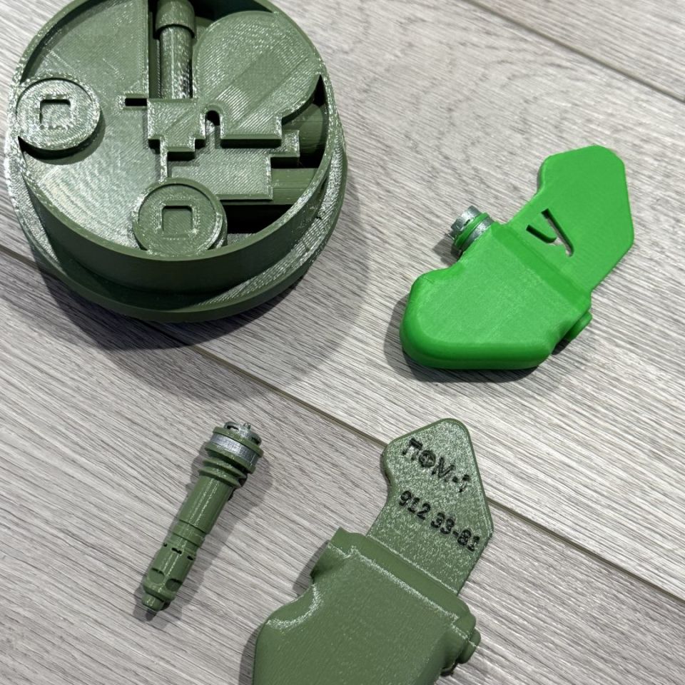 Image 2 - PMN-2  and PFM1 replica 