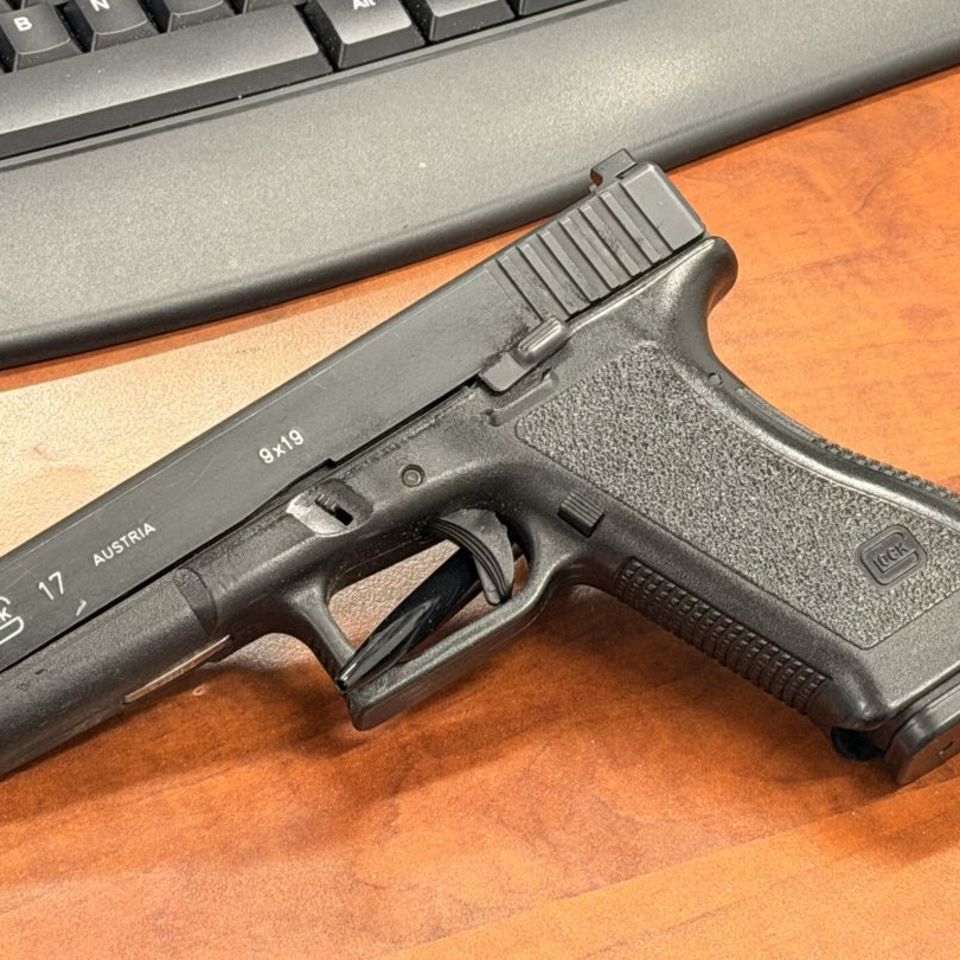 Image 2 - Glock 17 Gen 2 + Extras - EXC