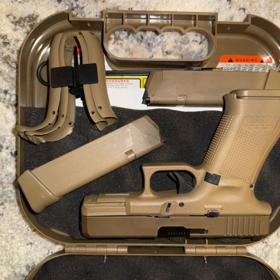 Image 2 - Various pistols 