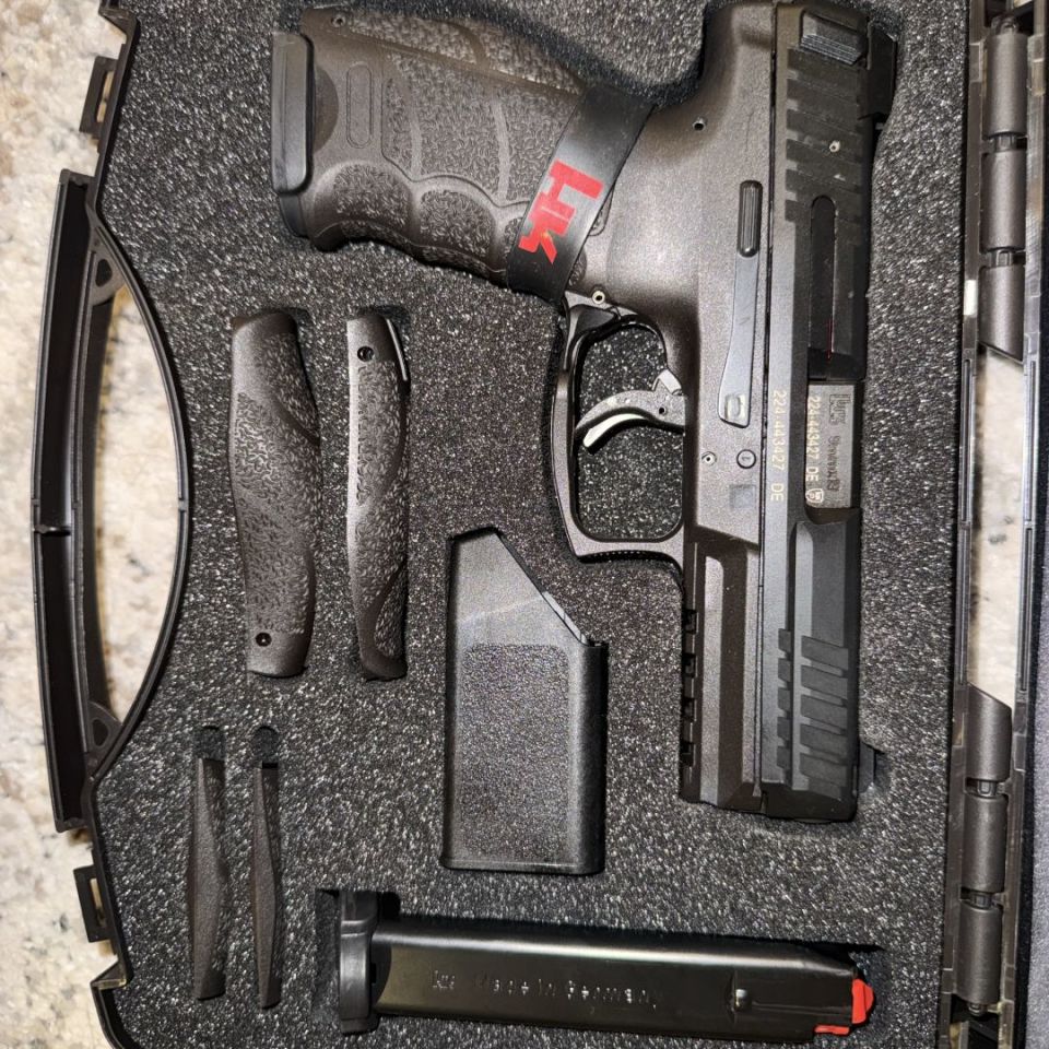 Image 3 - Various pistols 