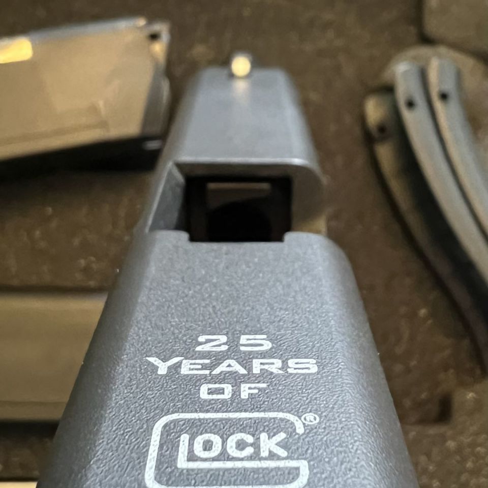 Image 2 - Glock 17 Gen4 25th anniversary