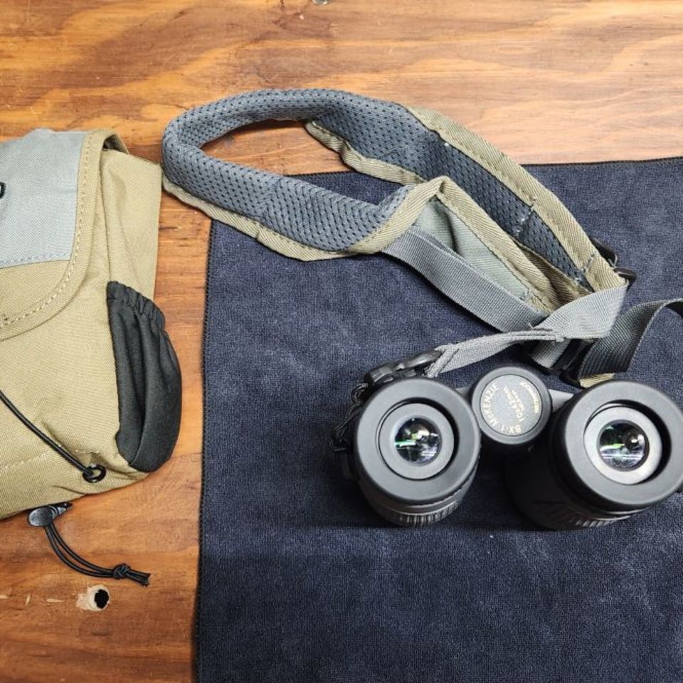 Image 3 - Leupold Binoculars 