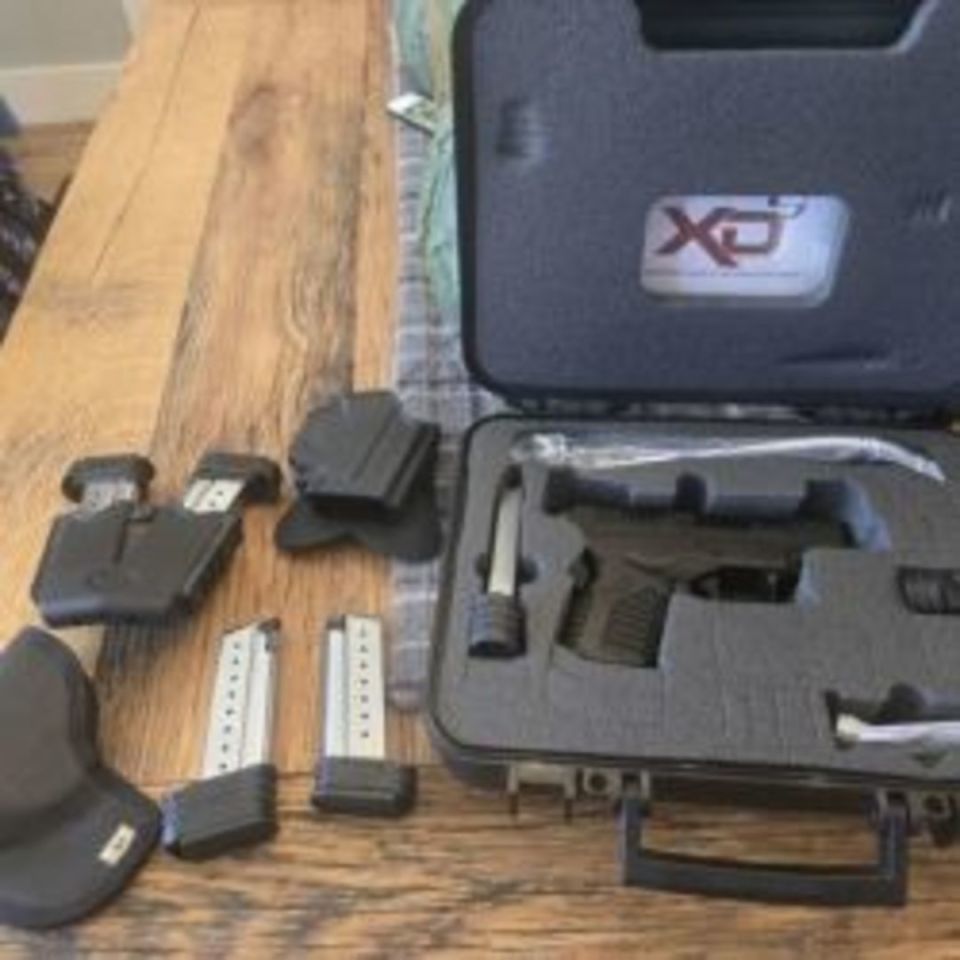 Image 1 - 2 guns 1 price. XDS and dagger