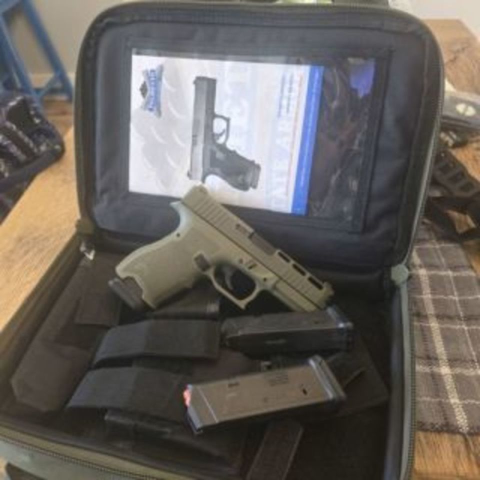 Image 2 - 2 guns 1 price. XDS and dagger