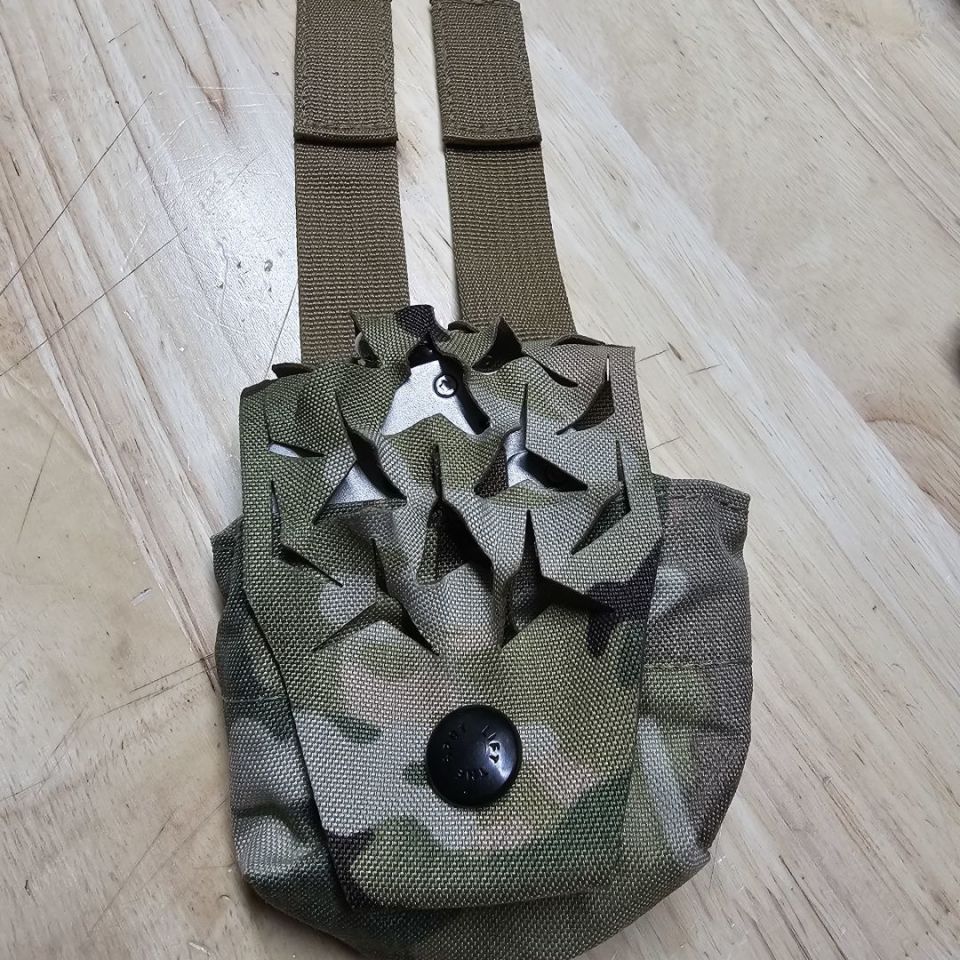 Image 3 - Handcuffs/ spiritus frag pouch