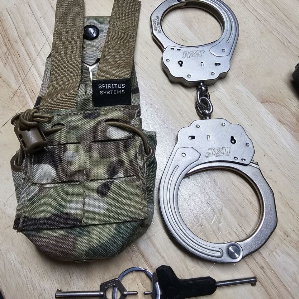 Image 2 - Handcuffs/ spiritus frag pouch