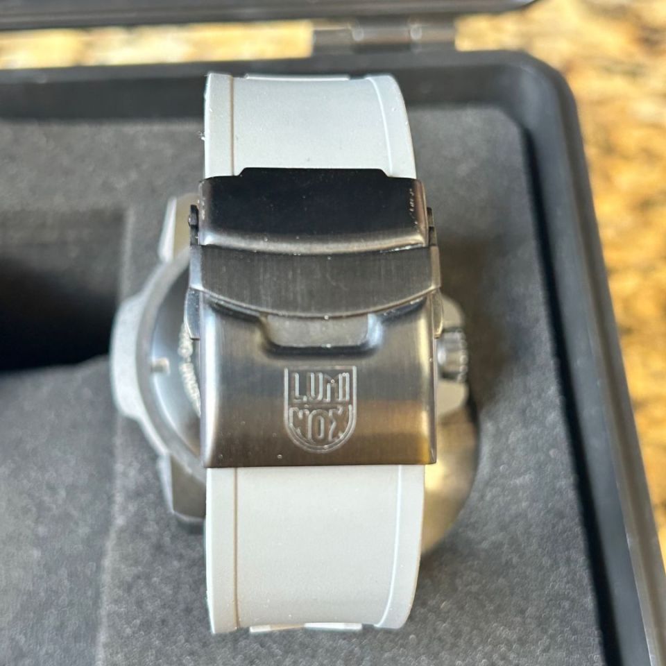 Image 3 - Luminox Master Carbon XS.3862