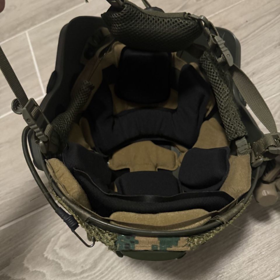 Image 4 - Helmet with Surefire HL1