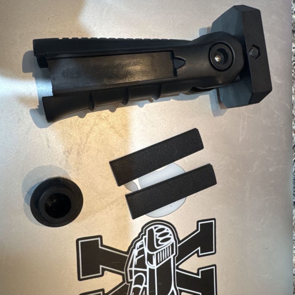 Image 3 - Leapers Adjustable foregrip