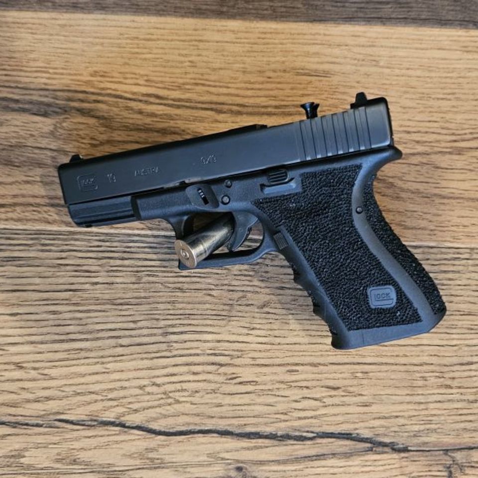 Image 2 - Glock 19 Gen 3 RMR Cut