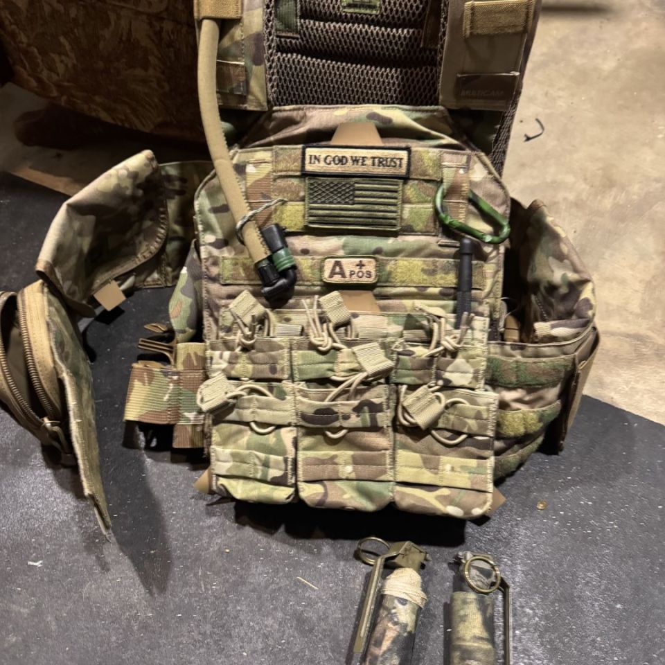 Image 1 - Plate carrier and plates 