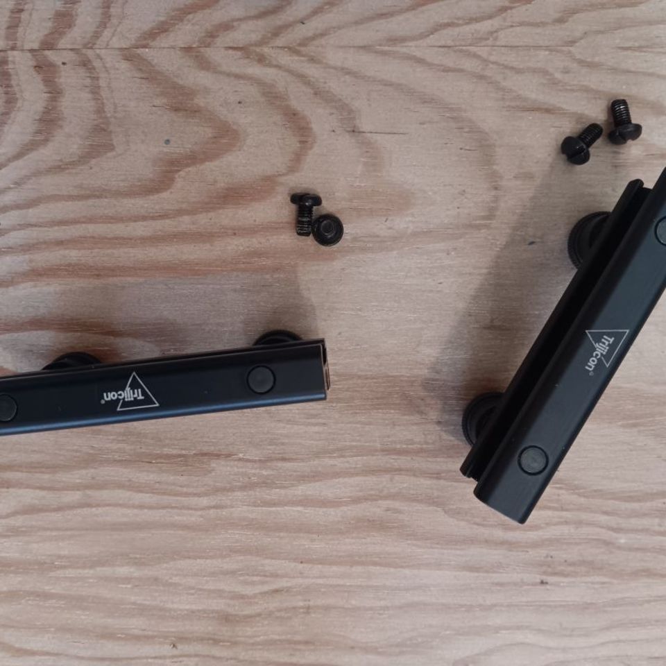 Image 2 - ACOG thumbscrew factory mount