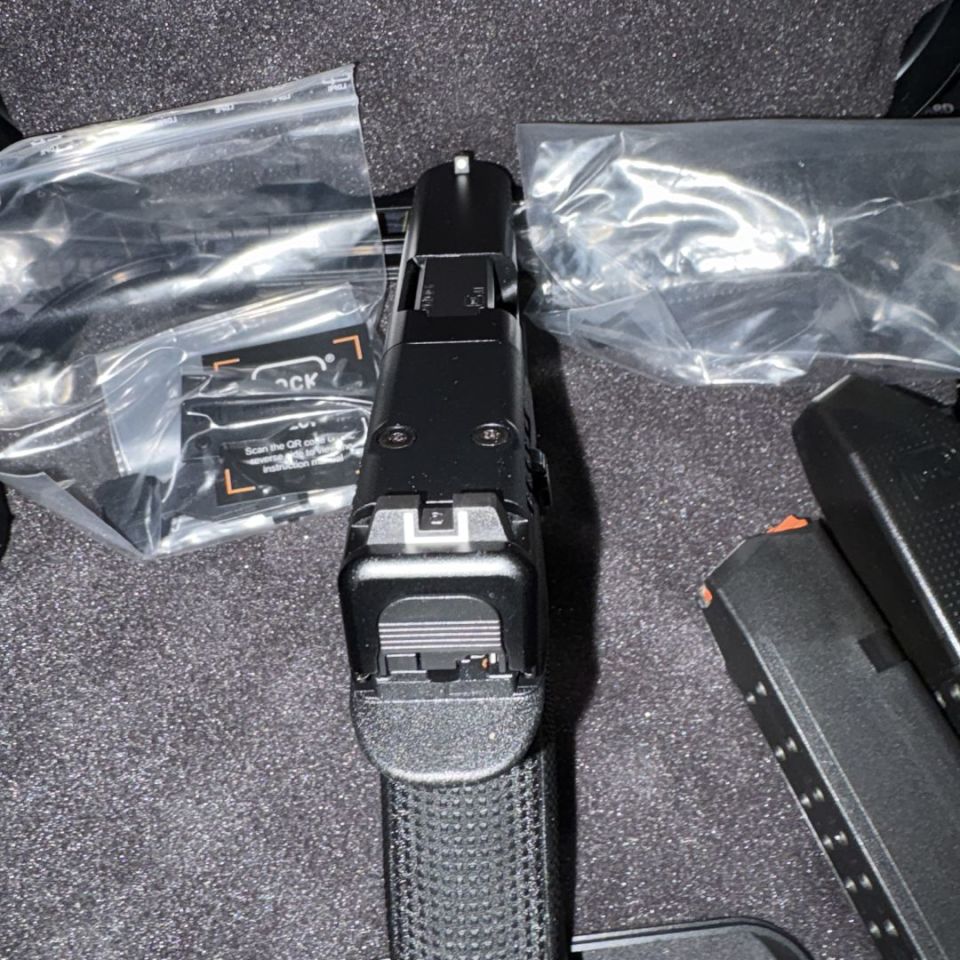 Image 3 - NIB Glock 19 Gen6 /3 15rd mags