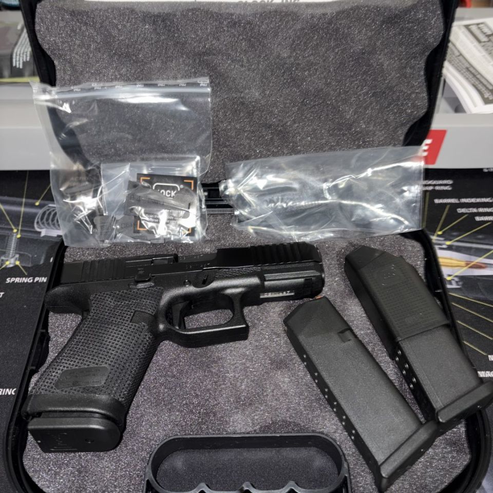 Image 1 - NIB Glock 19 Gen6 /3 15rd mags