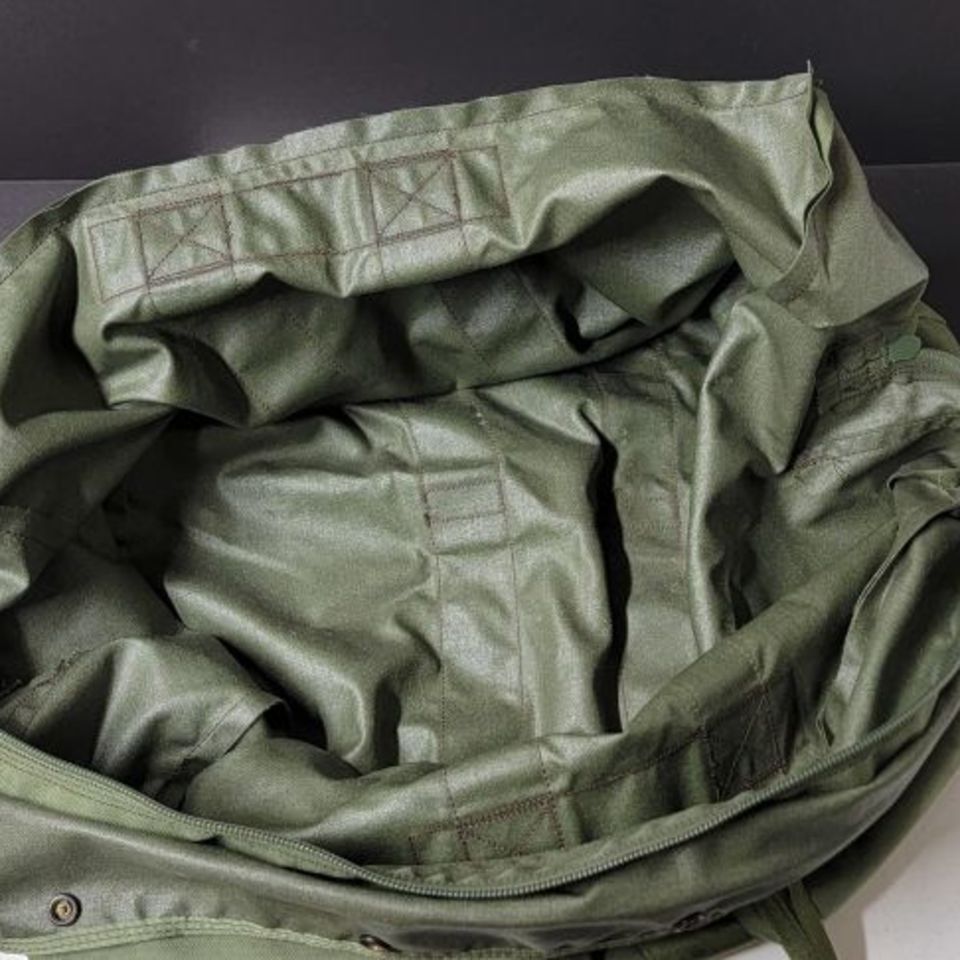 Image 6 - Flyer's Kit Bag Great Cond