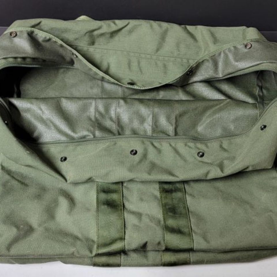 Image 2 - Flyer's Kit Bag Great Cond