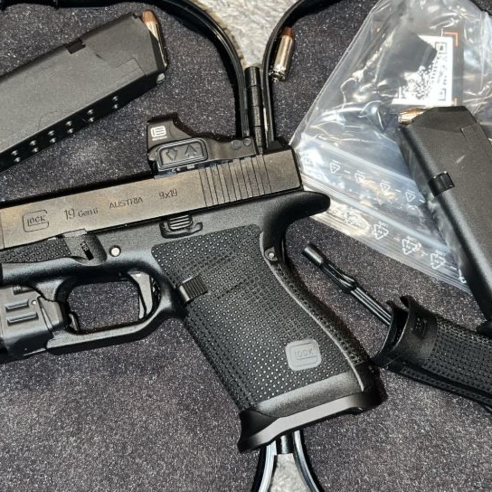 Image 2 - Glock 19 gen 6 eotech & tlr