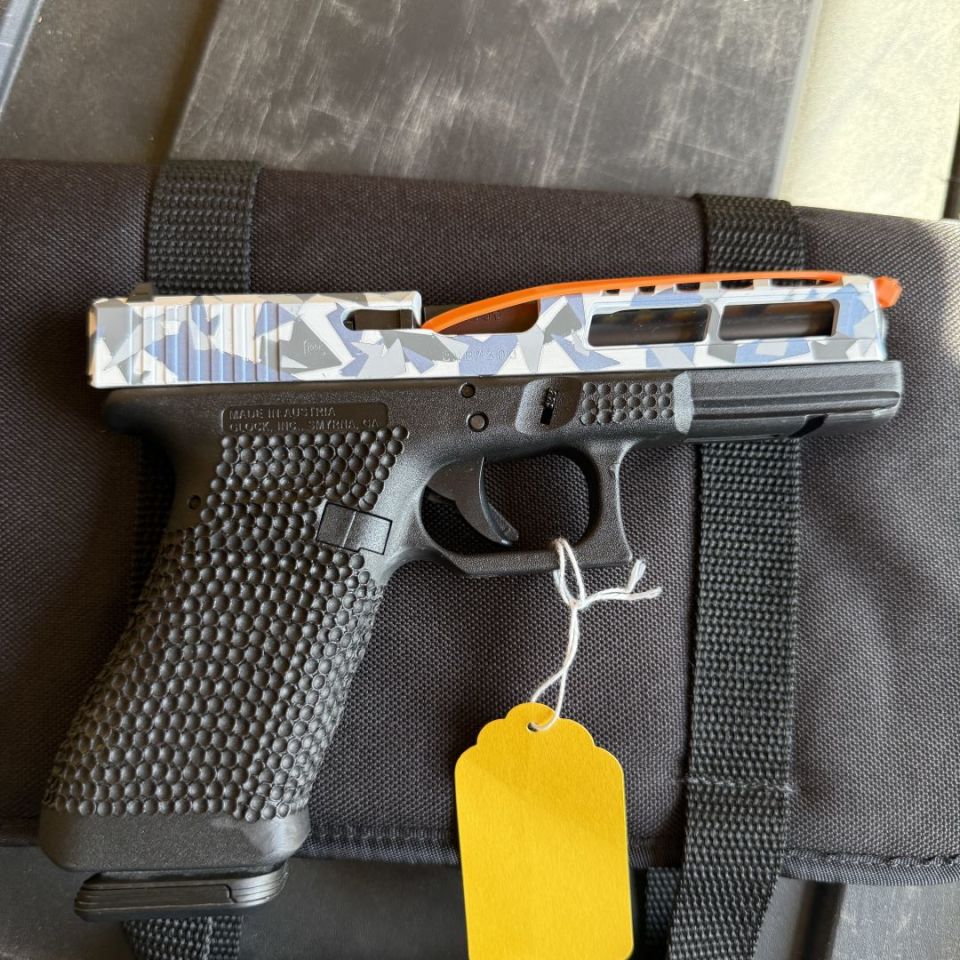 Image 2 - Glock 17 Arctic Camo Stippled