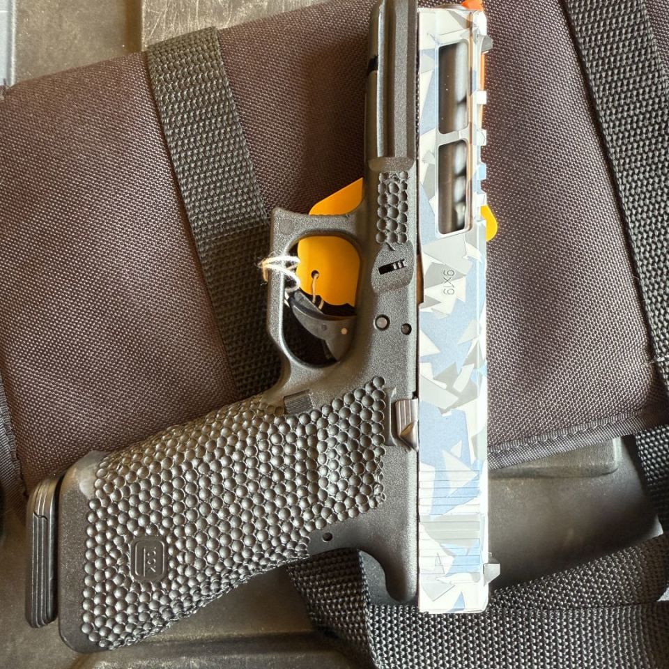 Image 5 - Glock 17 Arctic Camo Stippled