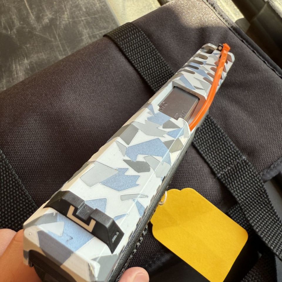 Image 4 - Glock 17 Arctic Camo Stippled