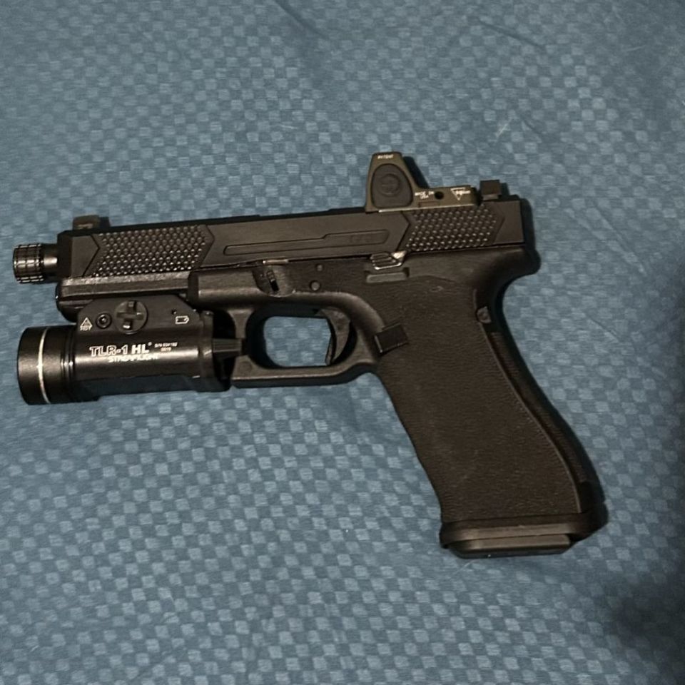 Image 2 - Gen 4 Glock 17 with holster