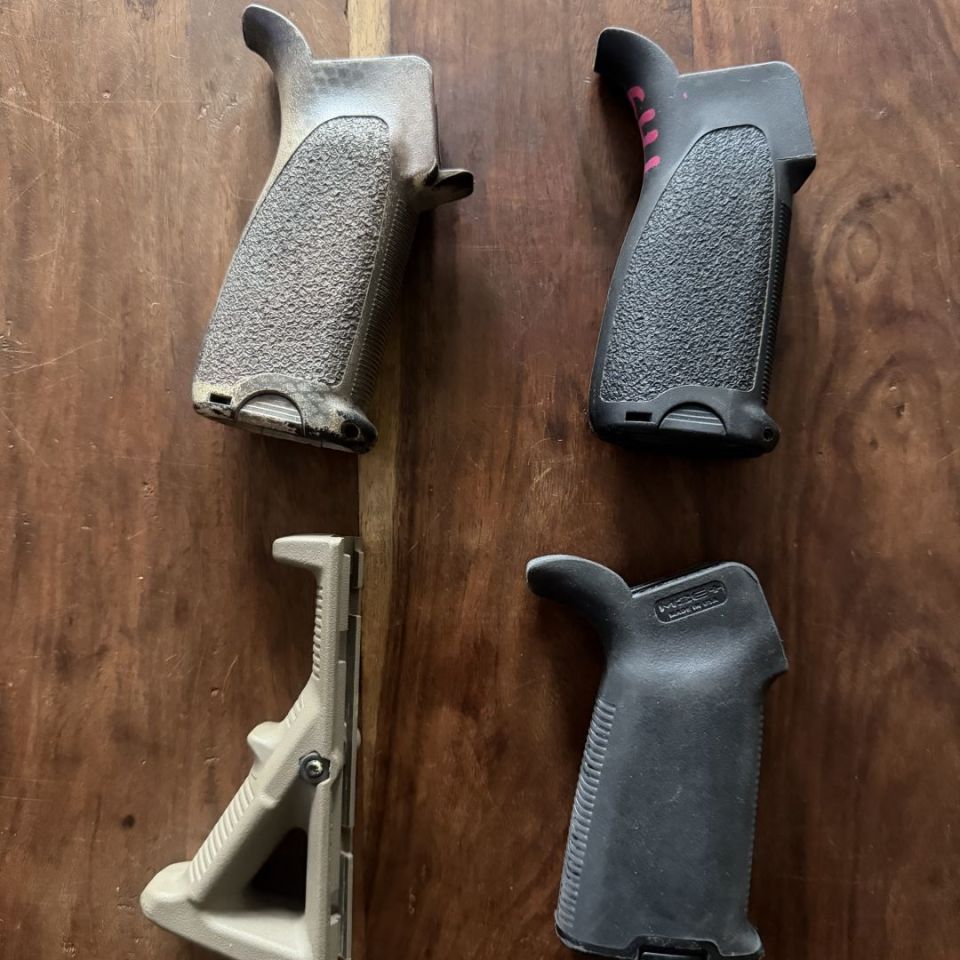 Post 4 - B5, Magpul grips